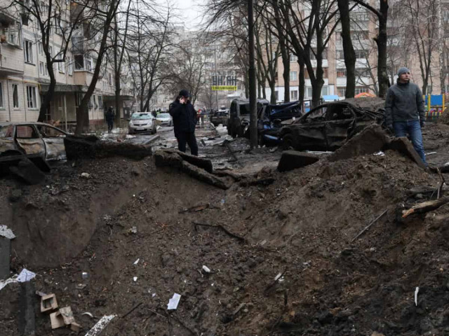 Величезна яма, немає вікон і балконів: що відбувається на місці 