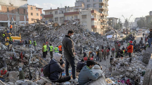 В Турции назвали число людей, которых спасли из под завалов
