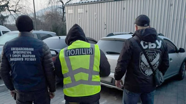 Отримував хабарі за непризов працівників підприємства: поліція Хмельниччини оголосила підозру посадовцю ТЦК та СП
