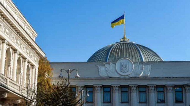 Украину покинули около 20 нардепов
