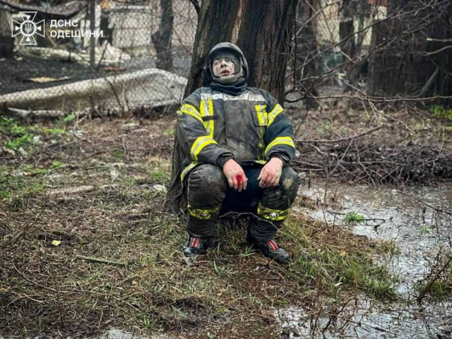 Удар по Одесі: загинули фельдшер і рятувальник, які прибули на допомогу (фото)
