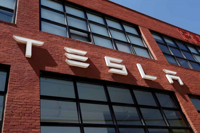 Ілон Маск звільняє 14 тисяч працівників Tesla
