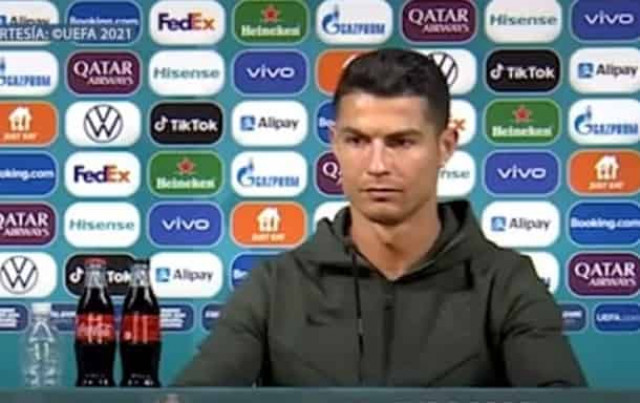 Роналду на пресс-конференции убрал от себя бутылки с Coca-Cola