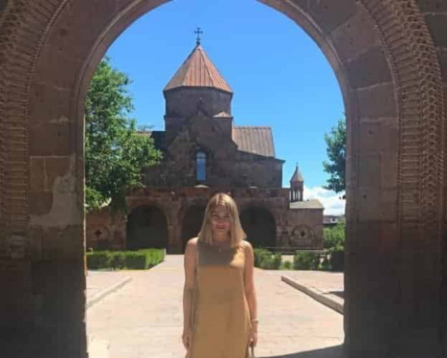 Супруга Гарика Мартиросяна почтила память жертв взрыва на рынке «Сурмалу»