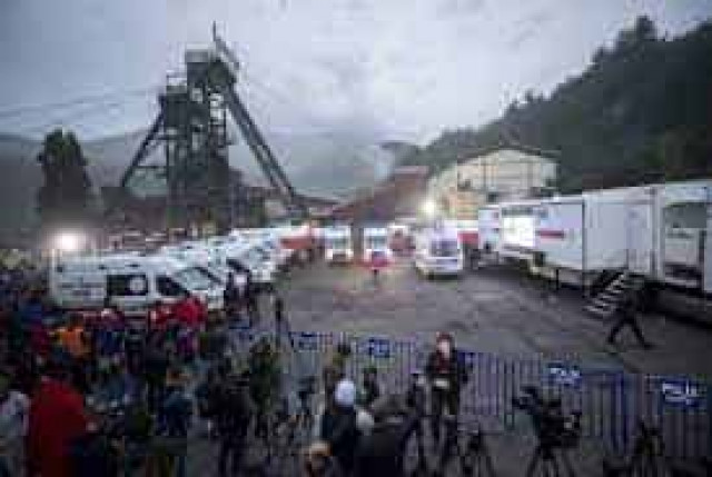 В результате взрыва на шахте в Турции погибли 22 человека
