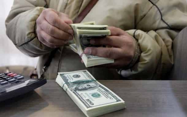 Украинцы два месяца подряд скупают валюту