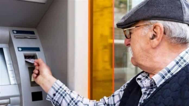 Украинцам рассказали, почему нельзя хранить пенсию на банковской карточке 