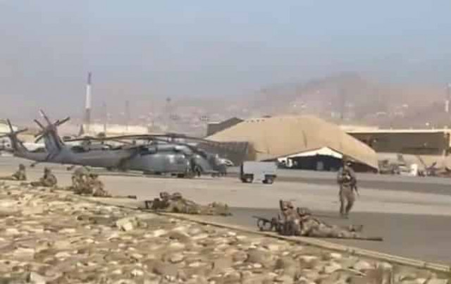 Аэропорт Кабула не принимает самолеты, тысячи людей пытаются вылететь