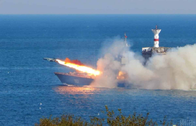 РФ у Чорному морі навмисне тероризує судна слабких країн, - експерт
