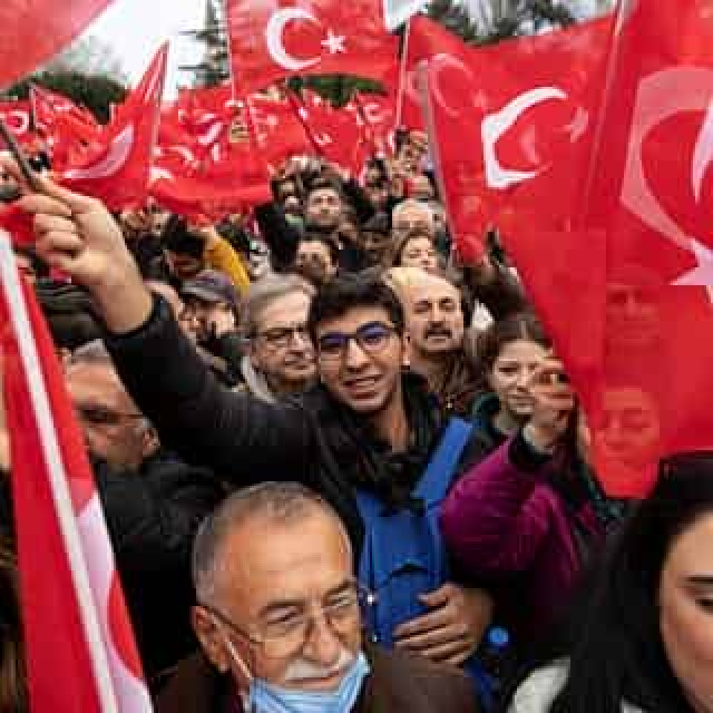 В Стамбуле прошел митинг в поддержку приговоренного к тюрьме мэра
