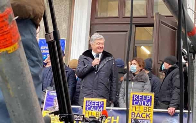 Порошенко из аэропорта приехал в суд