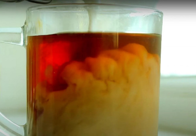 Що відбувається з організмом, якщо щодня пити чай з молоком: відповідь дієтолога
