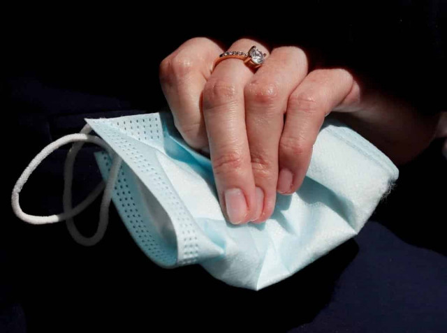 Синіють ноги: науковці виявили новий загадковий симптом COVID-19
