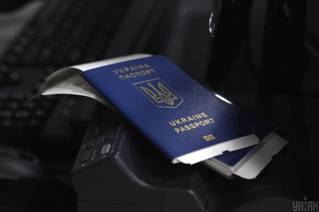 Угорщина легалізує українців з протермінованими паспортами, але є нюанс
