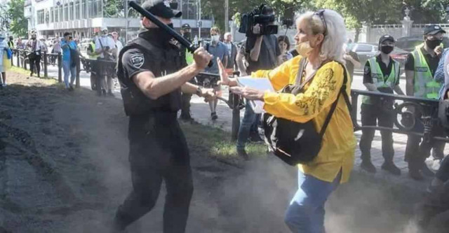 Фото с акции под Верховной Радой