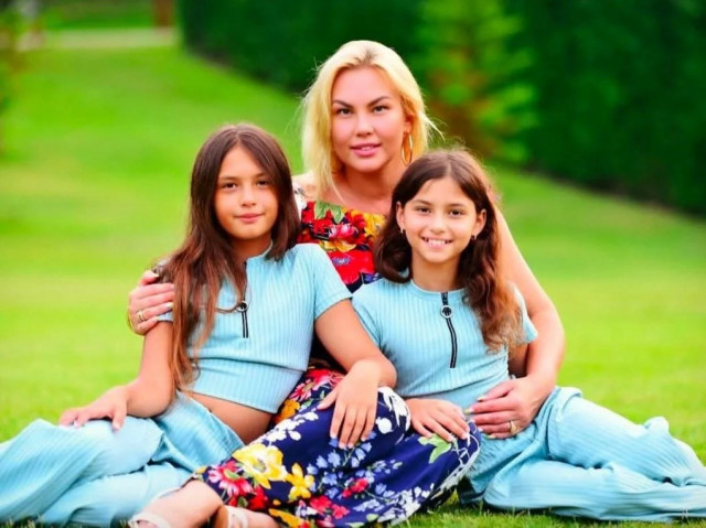 Камалія зізналася, як переживає розлуку з 11-річними доньками
