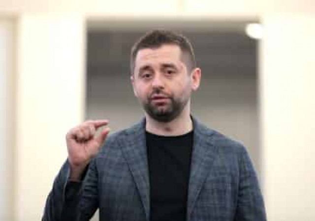 В Слуге народа рассказали, сколько будут получать учителя и медики в Украине