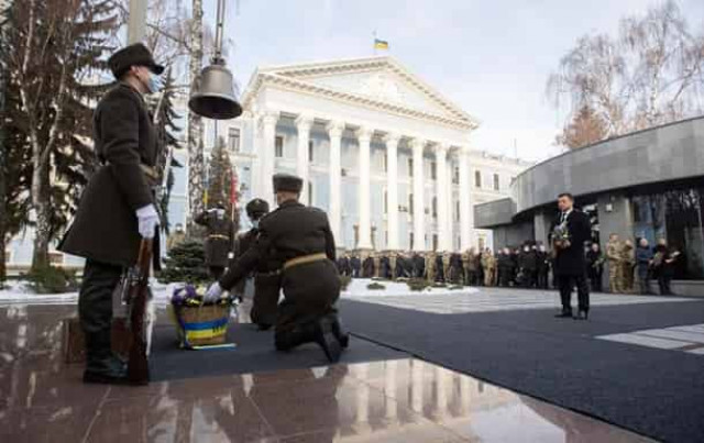 Зеленский возложил цветы к Памятному колоколу