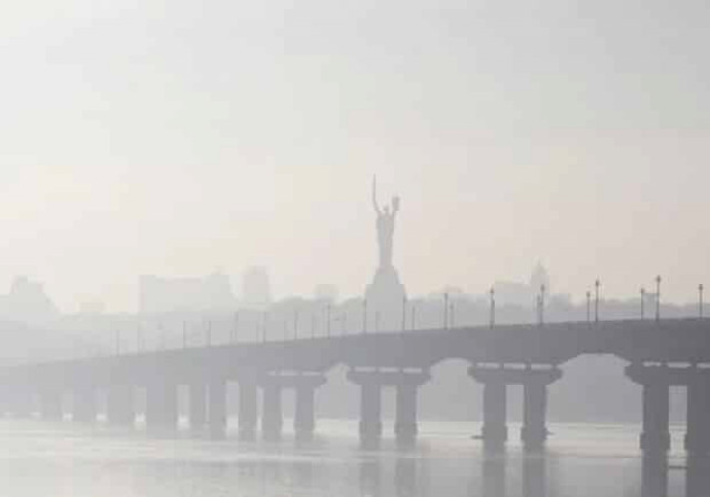 Киевлянам посоветовали не открывать окна: что случилось
