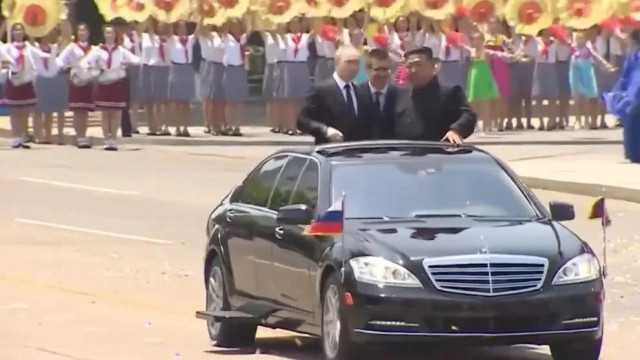 Кім прокатав Путіна Пхеньяном на контрабандному пошарпаному Mercedes
