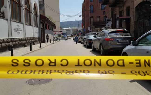 В Грузии вооруженный мужчина ворвался в банк: в заложниках 12 человек
