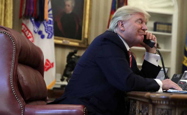 Трамп пообещал в случае переизбрания позвонить Путину и Зеленскому
