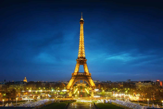 Туристи другий день не можуть потрапити на Ейфелеву вежу: в чому причина
