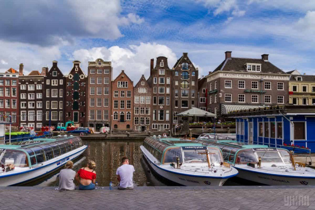 Амстердам заборонив круїзним лайнерам заходити в центр міста

