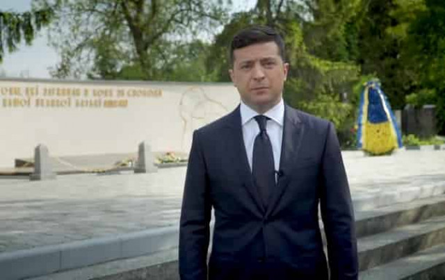 Зеленский почтил память героев Небесной сотни (ФОТО)