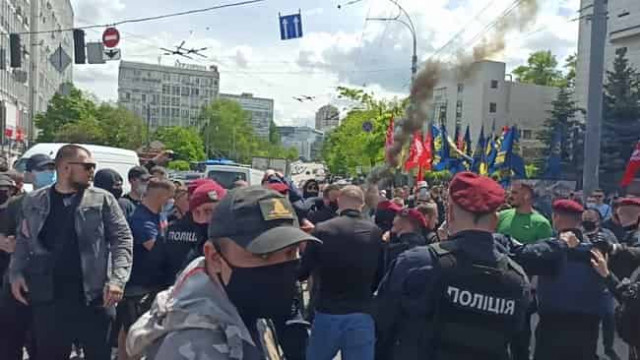 Под Апелляционным судом произошла потасовка, бросали бутылки и фаеры