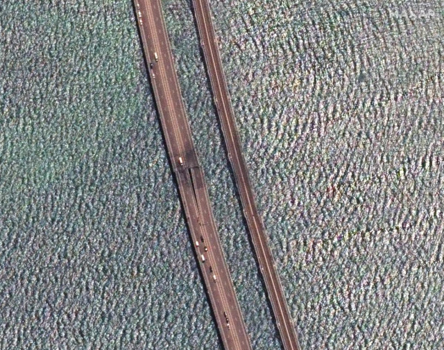 Загадковий об’єкт біля Кримського мосту: у ВМС припустили, що будують окупанти
