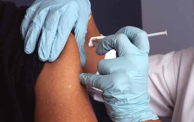 Создатели вакцины от COVID-19 отреагировали на смерть участника испытаний