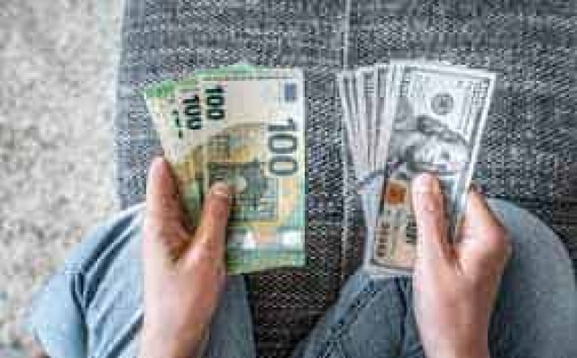 Евро обновил минимум с 2002 года в паре с долларом, фунт – минимум за 37 лет
