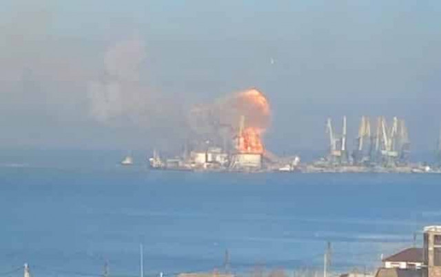 В Бердянске горит морской порт