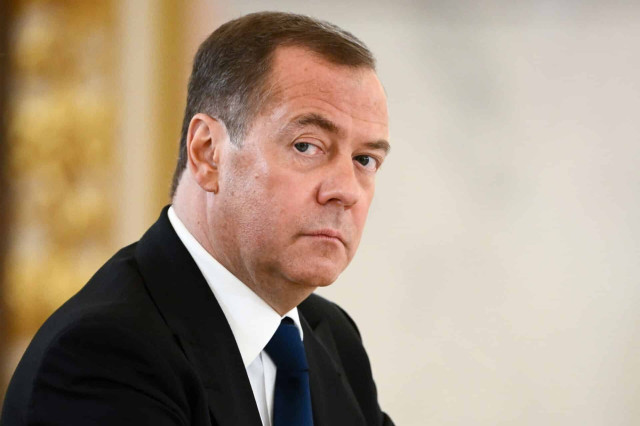 Медведев: в случае реального столкновения сильнейших армий мира победителей не будет