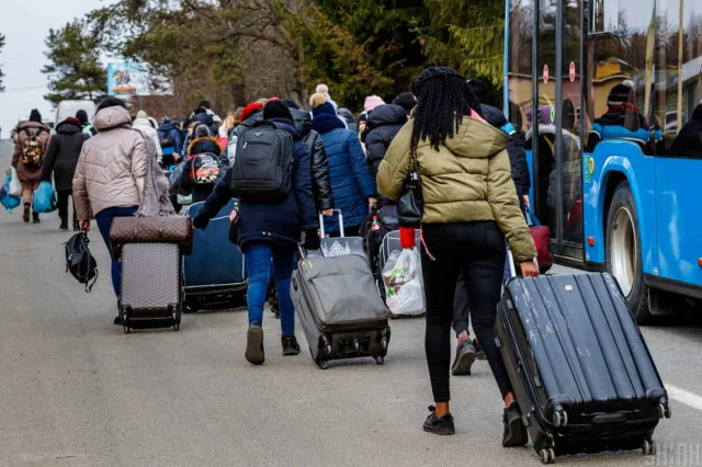 Україні необхідно повернути своїх біженок з Європи для порятунку економіки - Bloomberg
