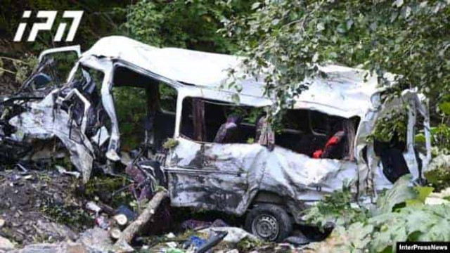 В Грузии с обрыва упал микроавтобус: погибли 17 человек