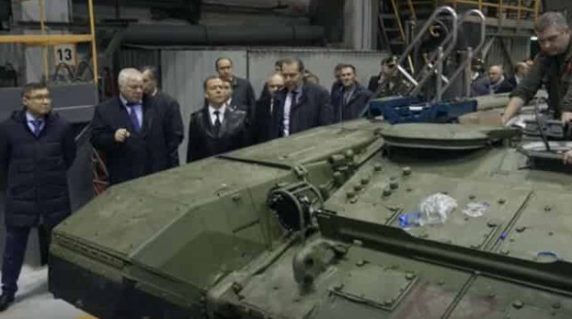 Медведев убеждает, что у России оружие не заканчивается
