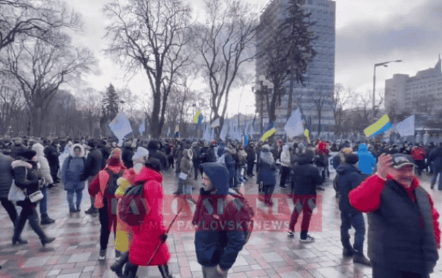 В центре Киева митингуют антивакцинаторы: движение ограничено