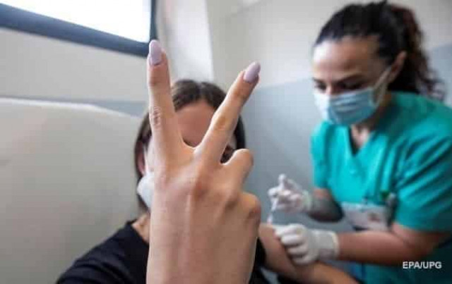 Украинцам заплатят за бустерную вакцинацию