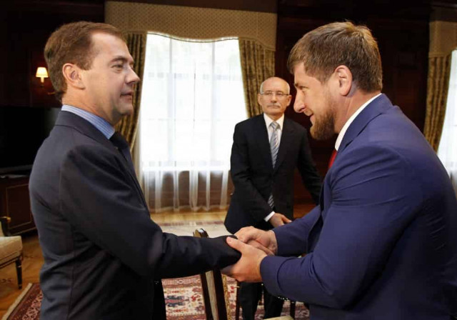 Медведев полюбил турецкий берег, Кадыров загорал в ОАЭ: элита РФ сбежала на курорты
