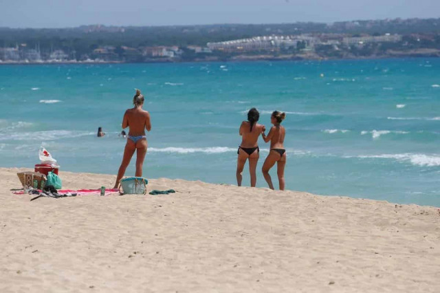 Іспанію вдруге за зиму накрила хвиля літнього тепла: місцями спека під 30 градусів
