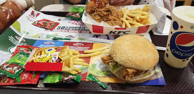 Макдональдз раздает еду, KFC открыла кухни для нужд войны