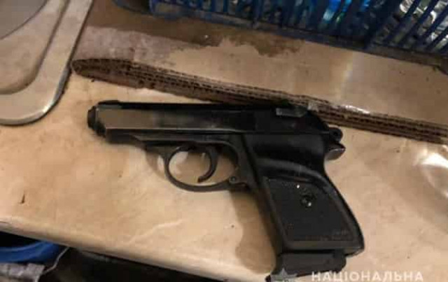 В Одессе мужчина угрожал стоматологу пистолетом на глазах у ребенка