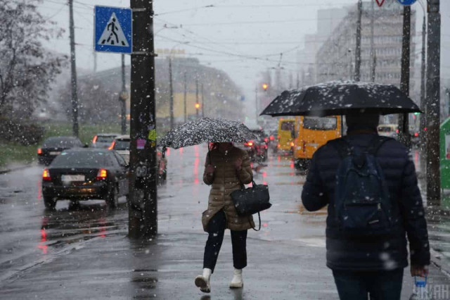 До кінця тижня в Україну увірветься нова негода з дощами та снігом