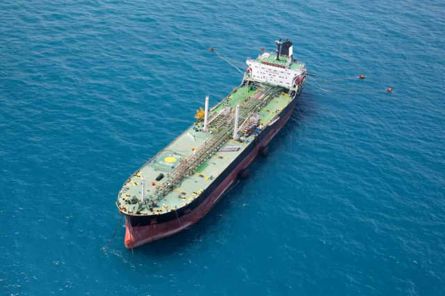 Иран захватил танкер с американской нефтью в Оманском заливе
