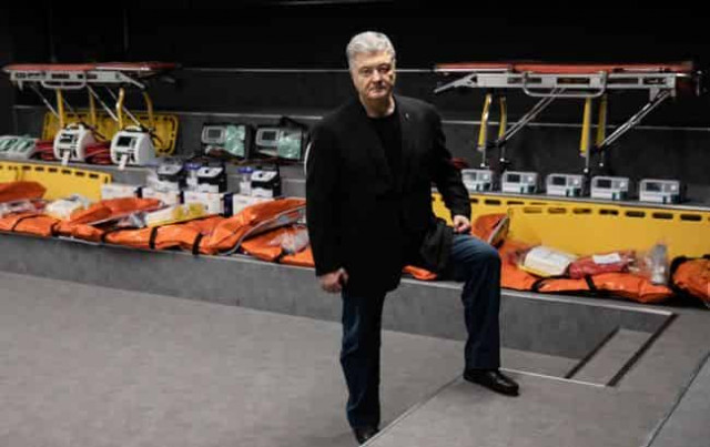 Порошенко с волонтерами купил за 4 млн гривен оборудование для машин скорой помощи на фронте
