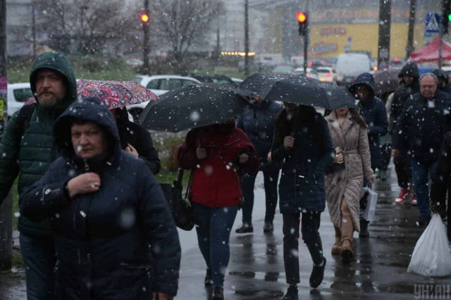 Сніг, дощі та сильний вітер: синоптик розказав, коли погода в Україні зіпсується
