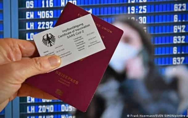 Зеленский предлагает ввести паспорта вакцинации