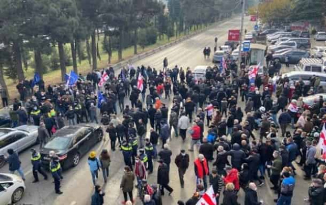 В Тбилиси у суда над Саакашвили начались потасовки